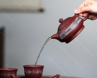 爆竹聲中一歲除，春風送暖入屠蘇 【