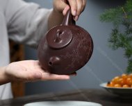 瓣生香獨傲寒，此梅難并眾梅看。 【