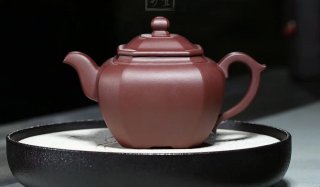 《福臨八方》宜興紫砂壺工藝美術(shù)師手工紫泥福緣八方泡茶壺茶具 《福臨八方》宜興紫砂壺工藝美術(shù)師手工紫泥福緣八方泡茶壺茶具
